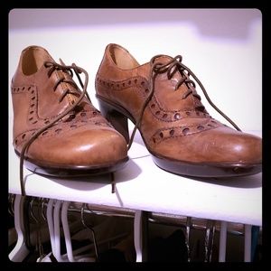 Earth laceup heeled oxford style shoe
